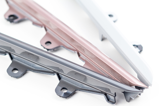 Drei lackierte Kuststoffleisten